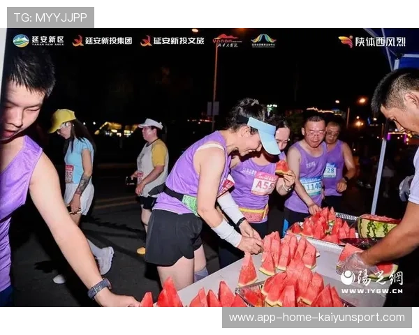 体育场馆夜间开放项目吸引市民夜跑与健身参与,体育馆夜跑图片